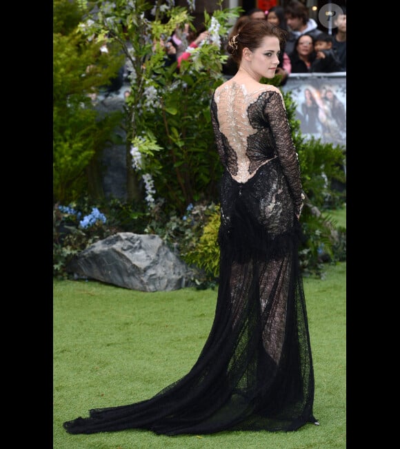 Kristen Stewart porte une robe Marchesa lors de l'avant-première du film Blanche-Neige et le chasseur à Londres le 14 mai 2012