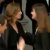 Les adieux sur le perron de l'Elysée entre l'ancien et le nouveau couple présidentiel, à Paris, le 15 mai 2012. Valérie Trierweiler et Carla Bruni s'embrassent.