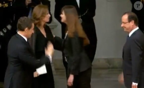 Les adieux sur le perron de l'Elysée entre l'ancien et le nouveau couple présidentiel, à Paris, le 15 mai 2012. Valérie Trierweiler et Carla Bruni s'embrassent.