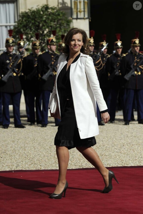 Valérie Trierweiler arrive dans l'allée de l'Elysée lors de la passation de pouvoir entre Nicolas Sarkozy et François Hollande, le 15 mai 2012.