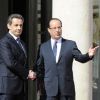 Sur le perron de l'Elysée, la passation de pouvoir entre Nicolas Sarkozy et François Hollande, le 15 mai 2012.