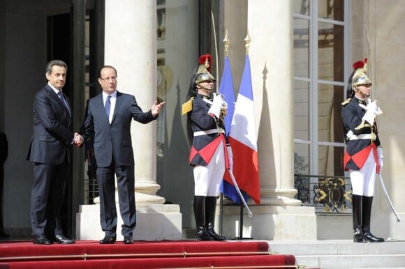 Sur le perron de l'Elysée, la passation de pouvoir entre Nicolas Sarkozy et François Hollande, le 15 mai 2012.