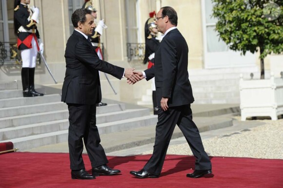 Sur le perron de l'Elysée, la passation de pouvoir entre Nicolas Sarkozy et François Hollande, le 15 mai 2012.