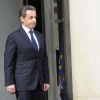 Nicolas Sarkozy sur le perron de l'Elysée attend François Hollande, le 15 mai 2012.