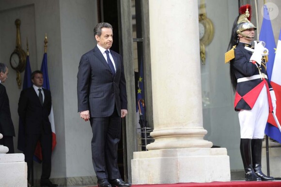 Nicolas Sarkozy sur le perron de l'Elysée attend François Hollande, le 15 mai 2012.