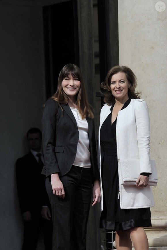Carla Bruni-Sarkozy et Valérie Trierweiler sur le perron de l'Elysée lors de la passation de pouvoir entre Nicolas Sarkozy et François Hollande, le 15 mai 2012.