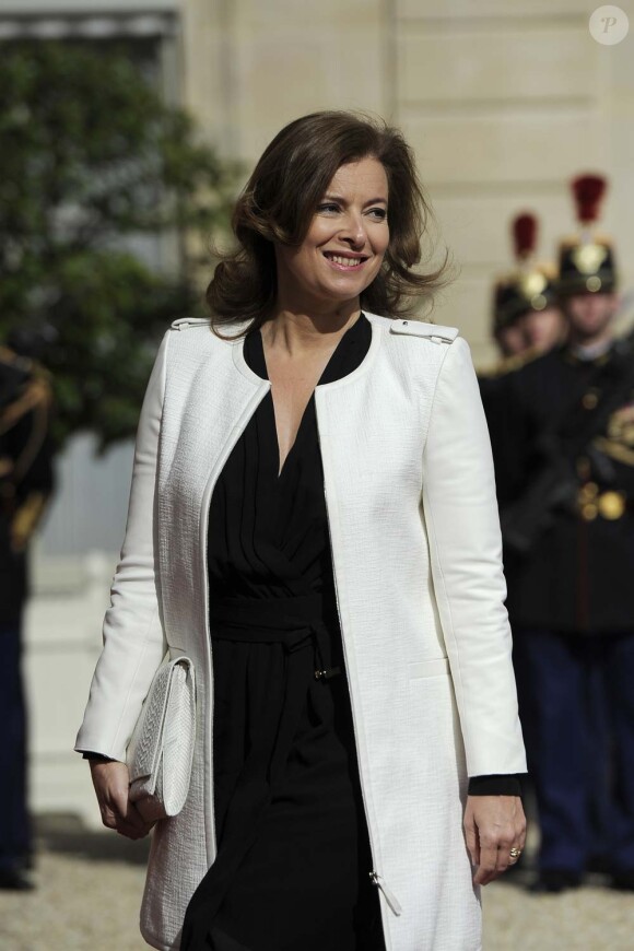 Valérie Trierweiler arrive souriante dans l'allée de l'Elysée lors de la passation de pouvoir entre Nicolas Sarkozy et François Hollande, le 15 mai 2012.