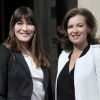 Carla Bruni-Sarkozy et Valérie Trierweiler sur le perron de l'Elysée lors de la passation de pouvoir entre Nicolas Sarkozy et François Hollande, le 15 mai 2012.