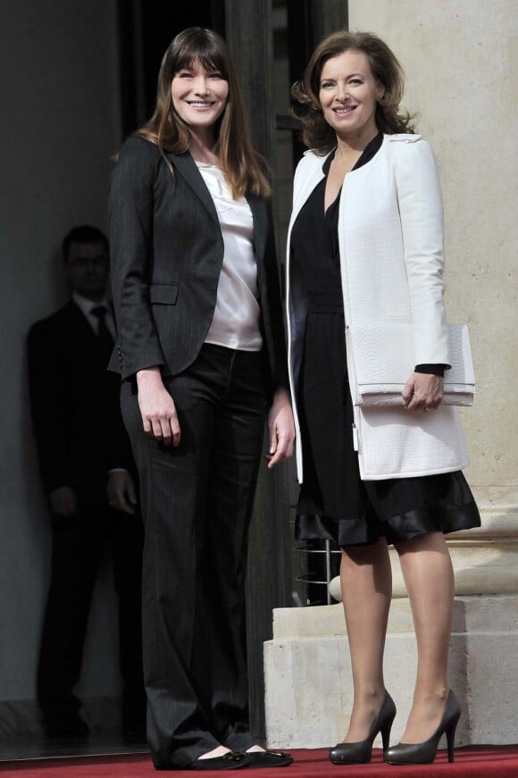 Carla Bruni-Sarkozy et Valérie Trierweiler sur le perron de l'Elysée lors de la passation de pouvoir entre Nicolas Sarkozy et François Hollande, le 15 mai 2012.