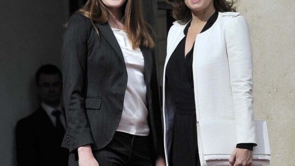 Carla Bruni-Sarkozy remet à Valérie Trierweiler les clés de l'Elysée