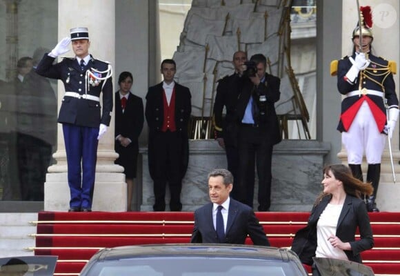 Carla Bruni-Sarkozy et Nicolas Sarkozy quittent l'Elysée après la passation de pouvoir, le mardi 15 mai 2012.