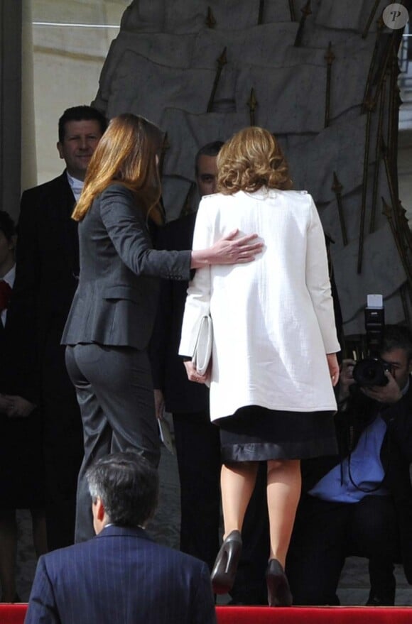 Carla Bruni-Sarkozy accueille Valérie Trierweiler sur le perron de l'Elysée lors de la passation de pouvoir entre Nicolas Sarkozy et François Hollande, le 15 mai 2012.