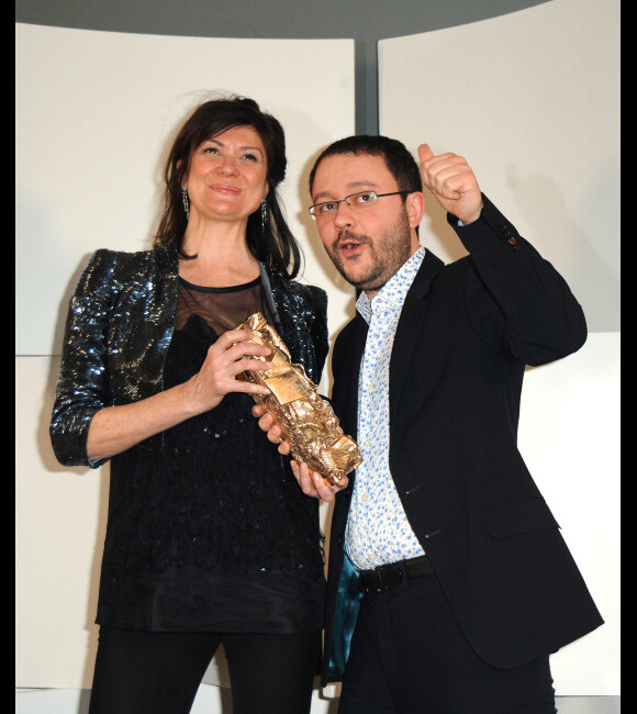 Anne-Dominique Toussaint et Riad Sattouf, avec le César de la meilleure première oeuvre pour Les Beaux Gosses, en 2010