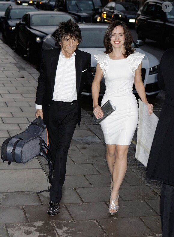 Ronnie Wood et sa dernière jeune conquête en date, Sally Humphreys. La soirée de bienfaisance du Marie Curie Cancer Care Fundraiser, au Claridge's de Mayfair, à Londres, le 15 mai 2012, a fait le plein de glamour.