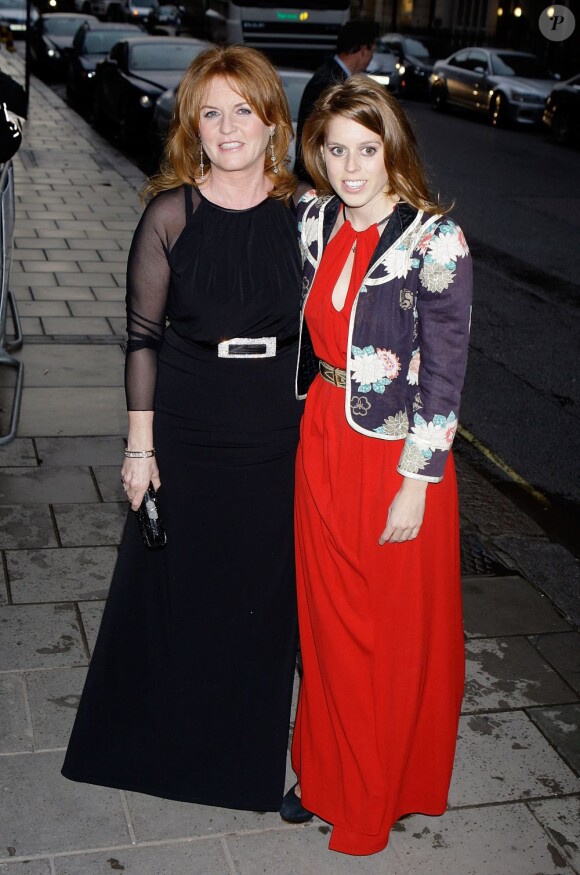 Sarah Ferguson et la princesse Beatrice d'York. La soirée de bienfaisance du Marie Curie Cancer Care Fundraiser, au Claridge's de Mayfair, à Londres, le 15 mai 2012, a fait le plein de glamour.