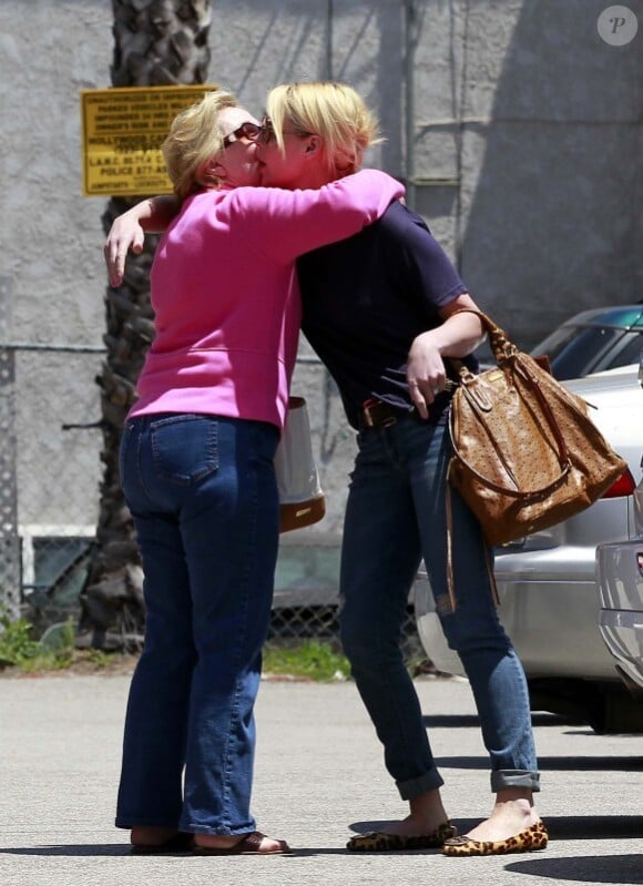 Câlin pour Katherine Heigl et sa mère à Los Feliz à Los Angeles le 4 mai 2012