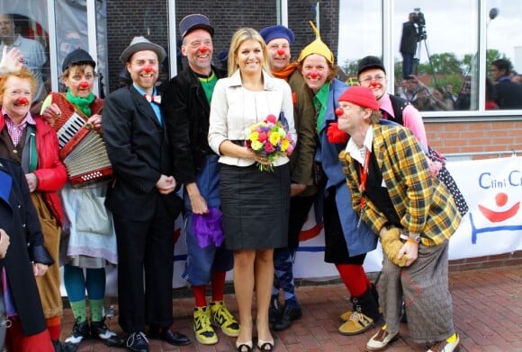La princesse Maxima des Pays-Bas, bien entourée, inaugurait le 16 mai 2012 à Amersfoort, dans la région d'Utrecht, le CliniClowns College, une attraction théâtrale humoristique et participative pour les enfants malades et handicapés.