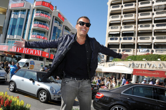 Jean-Roch posant devant le VIP Room le 17 mai 2012 à Cannes