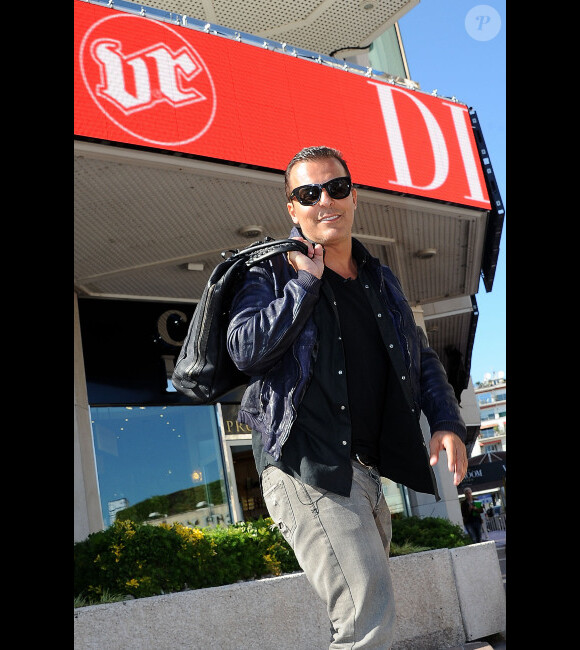 Jean-Roch posant devant le VIP Room le 17 mai 2012 à Cannes