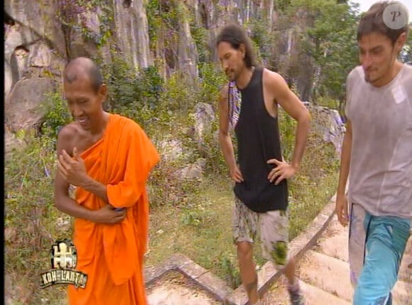 Claude et Teheira chez les moines dans Koh Lanta - La Revanche des héros le vendredi 18 mai 2012 sur TF1