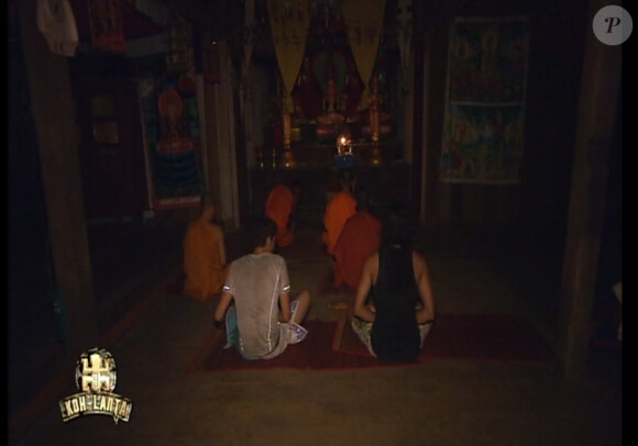 Claude et Teheiura chez les moines dans Koh Lanta - La Revanche des héros le vendredi 18 mai 2012 sur TF1