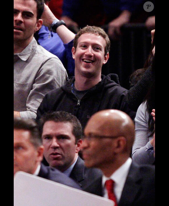 Mark Zuckerberg assiste à un match de basket en février 2012 à New York