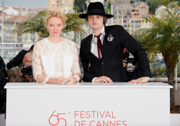 Pete Doherty et Lily Cole, près du Palais des Festivals à Cannes, le dimanche 20 mai, à l'occasion de la projection en Sélection officielle Un certain regard du film Confession d'un enfant du siècle.