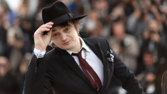 Cannes 2012 : Pete Doherty, sobre et soigné, plonge dans les yeux de Lily Cole