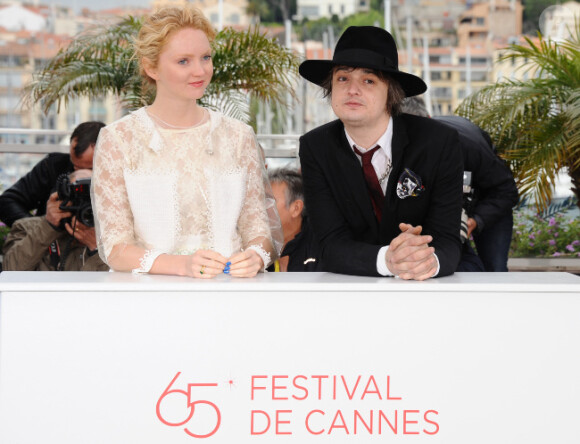 Pete Doherty et Lily Cole, près du Palais des Festivals à Cannes, le dimanche 20 mai, à l'occasion de la projection en Sélection officielle Un certain regard du film Confession d'un enfant du siècle.