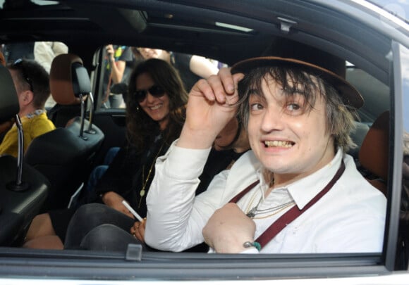 Pete Doherty surpris à Cannes, dans une voiture, en compagnie de Karole Rocher, le dimanche 20 mai 2012.