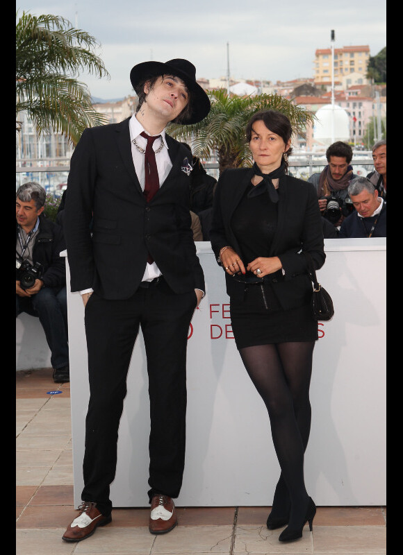 Pete Doherty et Sylvie Verheyde lors du tapis rouge du film Confession d'un enfant du siècle dans le cadre du 65e Festival de Cannes, le dimanche 20 mai 2012.