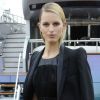 Karolina Kurkova, stylée en total black, rendait visite au styliste/créateur italien Roberto Cavalli sur son yacht. Cannes, le 21 mai 2012.