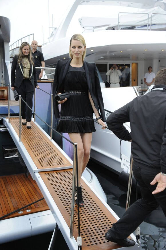 Karolina Kurkova devant le yacht du styliste/créateur italien Roberto Cavalli. Cannes, le 21 mai 2012.