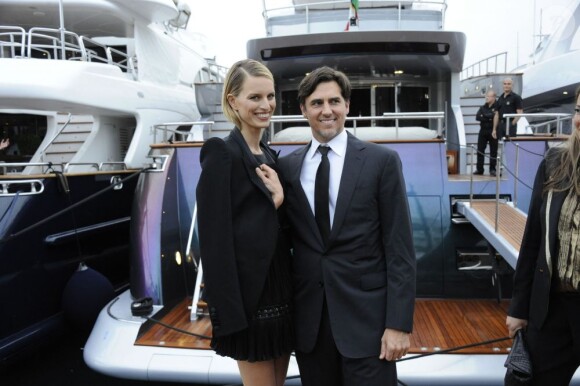 Karolina Kurkova, souriante aux côtés de son conjoint Archie Drury devant le yacht du styliste/créateur italien Roberto Cavalli. Cannes, le 21 mai 2012.