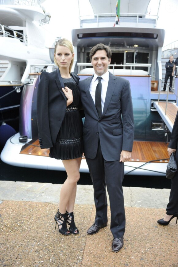 Karolina Kurkova et son mari Archie Drury devant le yacht du styliste/créateur italien Roberto Cavalli. Cannes, le 21 mai 2012.