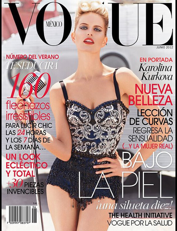 Karolina Kurkova, shootée par Mariano Vivanco et habillée en Dolce & Gabbana, pose en couverture du Vogue Mexico de juin 2012.