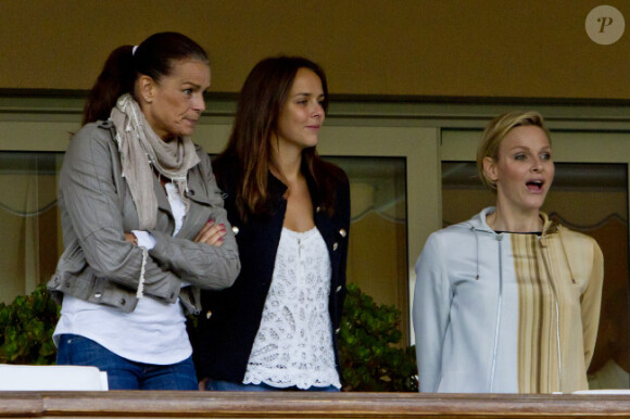 Stéphanie de Monaco, sa fille Pauline et Charlène Wittstock lors d'un match de foot de charité donné en faveur de l'association de la princesse Charlène au Stade Louis II de Monaco le 22 mai 2012