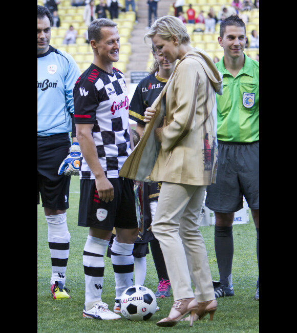 La princesse Charlène et Michael Schumacher lors d'un match de foot de charité donné en faveur de l'association de la princesse Charlène au Stade Louis II de Monaco le 22 mai 2012