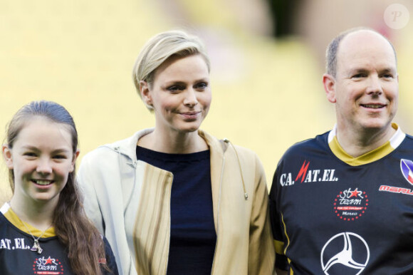 Albert de Monaco et sa femme la princesse Charlène accompagné de la jeune Alexandra de Hanovre lors d'un match de foot de charité donné en faveur de l'association de la princesse Charlène au Stade Louis II de Monaco le 22 mai 2012
