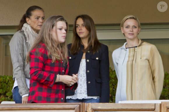 Stéphanie de Monaco, ses filles Pauline et Camille, la princesse Charlène lors d'un match de foot de charité donné en faveur de l'association de la princesse Charlène au Stade Louis II de Monaco le 22 mai 2012