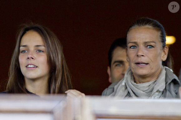 Stéphanie de Monaco et sa fille Pauline lors d'un match de foot de charité donné en faveur de l'association de la princesse Charlène au Stade Louis II de Monaco le 22 mai 2012