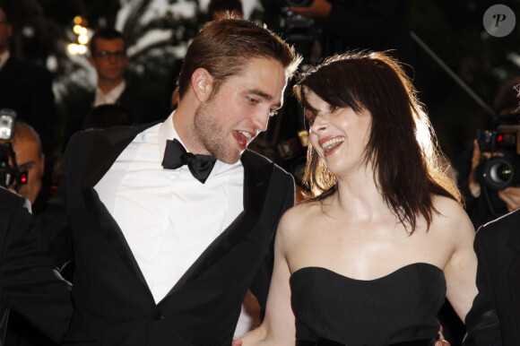 Robert Pattinson, complice avec Juliette Binoche, lors de la présentation du film Cosmopolis au Festival de Cannes le 25 mai 2012