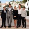 Reese Witherspoon, enceinte, est entourée de Tye Sheridan, du réalisateur Jeff Nichols, de Matthew McConaughey et de Jacob Lofland lors du photocall du film Mud au Festival de Cannes le 26 mai 2012