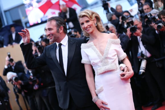 Alexandra Lamy et Jean Dujardin lors de la montée des marches de la cérémonie de clôture, le 27 mai 2012 au Festival de Cannes.