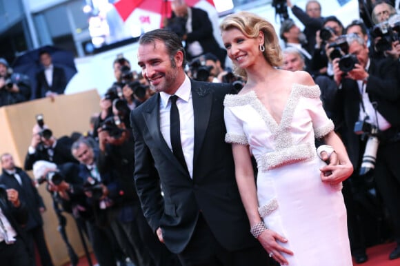 Alexandra Lamy et Jean Dujardin lors de la montée des marches de la cérémonie de clôture, le 27 mai 2012 au Festival de Cannes.
