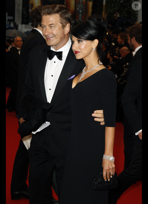 Alec Baldwin et sa fiancée Hilaria Thomas lors de la montée des marches de la cérémonie de clôture, le 27 mai 2012 au Festival de Cannes.