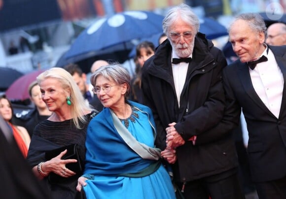 L'équipe d'Amour de Michael Haneke avec Emmanuelle Riva et Jean-Louis Trintignant, qui a reçu la palme d'or lors de la montée des marches de la cérémonie de clôture du Festival de Cannes. Le 27 mai 2012.