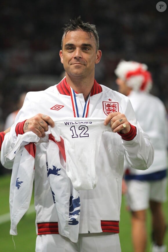 Robbie Williams savoure sa victoire après son match de charité Soccer Aid 2012 à Old Trafford. Manchester, le 27 mai 2012.