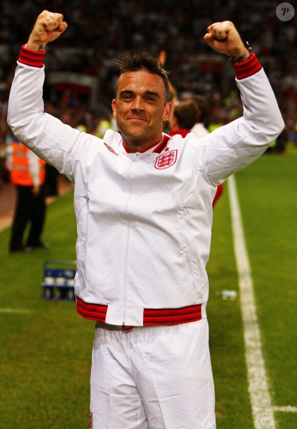 Robbie Williams savoure la victoire de son équipe, 3 à 1, face au Reste Du Monde à Old Trafford. Manchester, le 27 mai 2012.