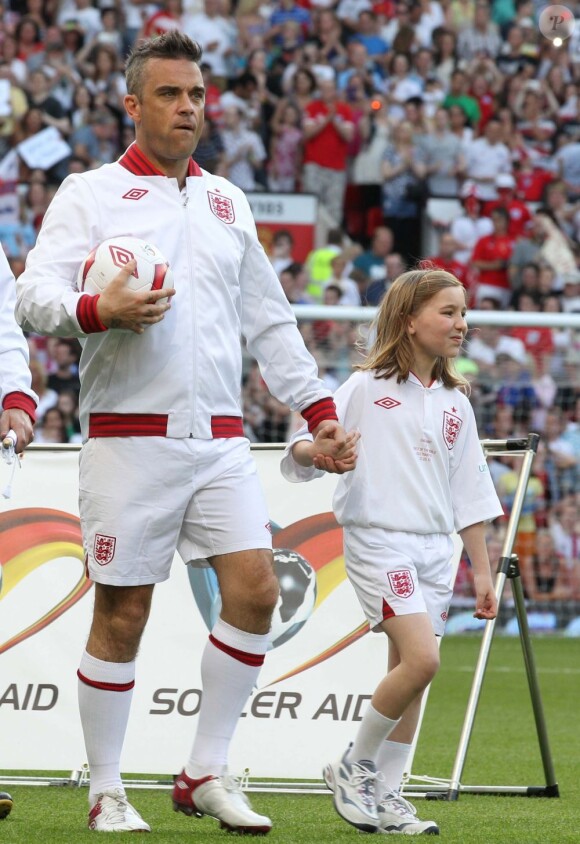 Robbie Williams entre dans le stade d'Old Trafford, à quelques minutes du coup d'envoi du match de charité Soccer Aid 2012. Manchester, le 27 mai 2012.